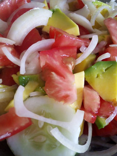 Una foto de Ensalada de palta... 🥑🍅🌰🥒