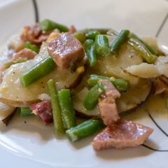 A picture of Scalloped Potatoes and Ham.