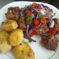 A picture of Meat rolls with fried potatoes.