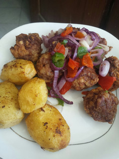 A picture of Meat rolls with fried potatoes.