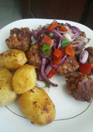A picture of Meat rolls with fried potatoes.