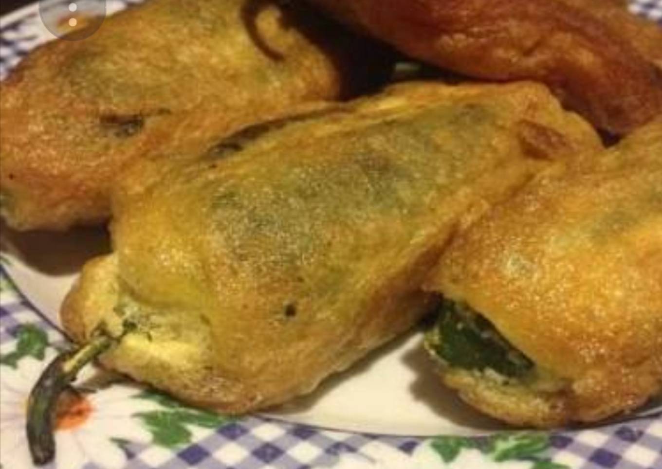 Chiles rellenos de queso en caldillo de tomate