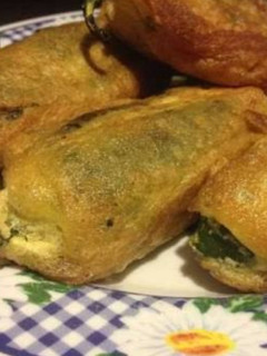 Una foto de Chiles rellenos de queso en caldillo de tomate