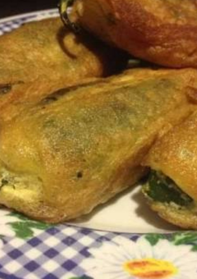 Una foto de Chiles rellenos de queso en caldillo de tomate