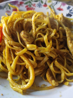 Una foto de Wok de tallarines con pollo al curry