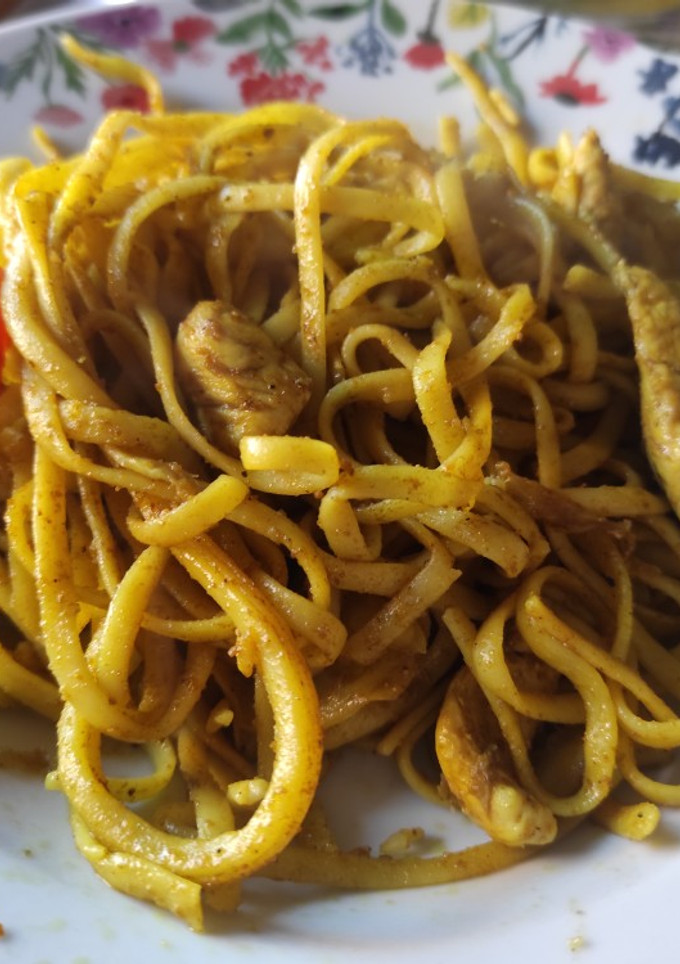 Una foto de Wok de tallarines con pollo al curry