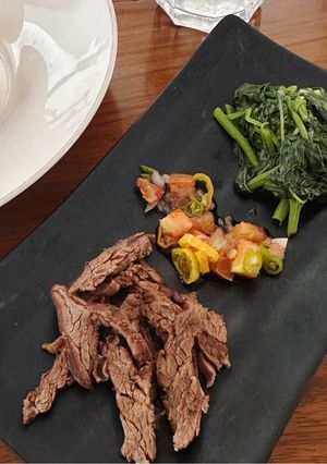 Foto resep Daging Asap mirip Se’i Sapi Rumahan dengan Sambal Dabu-Dabu & Tumis Bayam