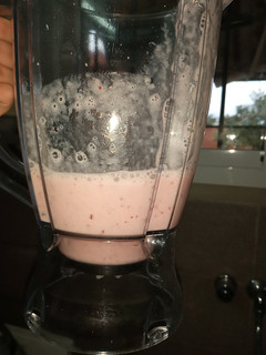 Una foto de Licuado de 🍇🍌🍓