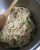 炒麵，就加些毛豆花生