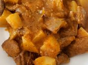 Una foto de filete de res con tomate y cebolla