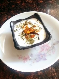 टमाटर का खट्टा मीठा रायता (tamatar raita recipe in hindi) रेसिपी मुख्य फोटो