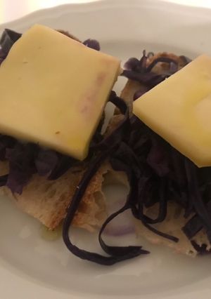 Foto di Crostini cavolo cappuccio viola e taleggio