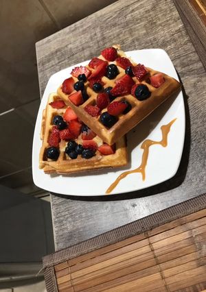 Una foto de Wafles con manjar y frutos rojos