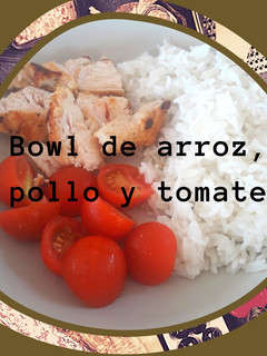 Una foto de Bowl de arroz, pollo y tomatitos cherry