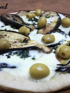 Una foto de Pizza de berenjenas y pesto