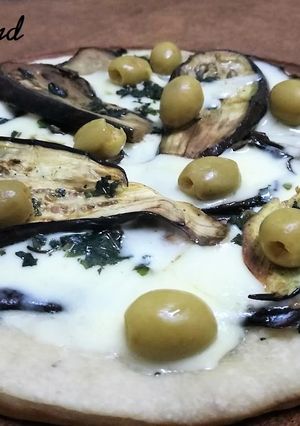 Una foto de Pizza de berenjenas y pesto