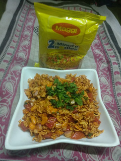 ક્રન્ચી અને ટેસ્ટી મેગી ભેળ/ ચાટ (Maggi bhel Chaat Recipe in Gujarati) રેસીપી મુખ્ય ફોટો