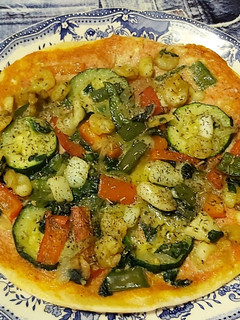 Una foto de Pizza de marisco con verduras y huevo rápida