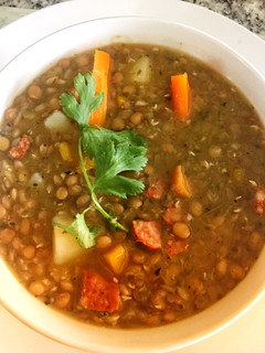 Una foto de Sopita de Lentejas con vegetales y toque de chorizo Español 🥳🥳 #lentejaslovers