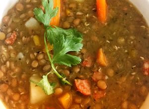 Una foto de Sopita de Lentejas con vegetales y toque de chorizo Español 🥳🥳 #lentejaslovers