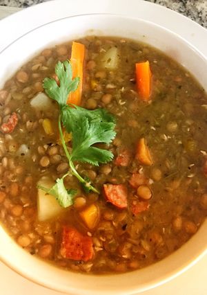 Una foto de Sopita de Lentejas con vegetales y toque de chorizo Español 🥳🥳 #lentejaslovers