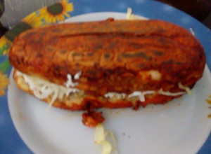 Una foto de Pambazos de papa con longaniza
