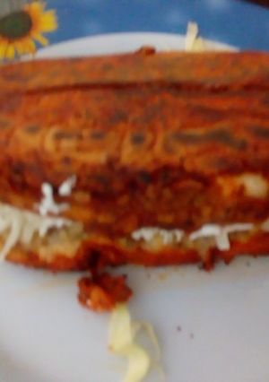 Una foto de Pambazos de papa con longaniza