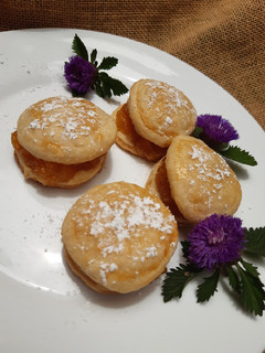 Una foto de Scones dulces con mermelada de piña 🍍