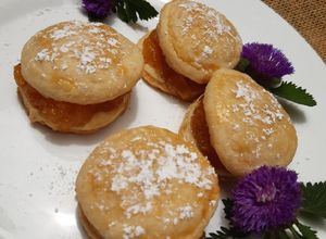 Una foto de Scones dulces con mermelada de piña 🍍