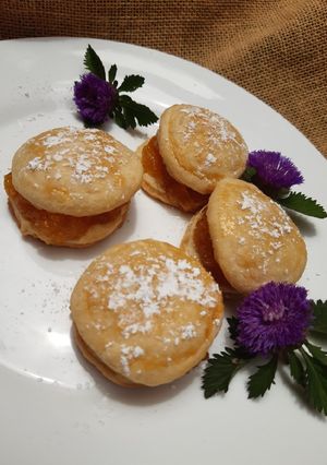 Una foto de Scones dulces con mermelada de piña 🍍