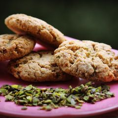 A picture of Pistachios oats cookies.