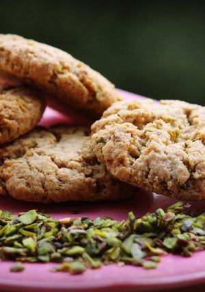 A picture of Pistachios oats cookies.