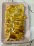 Trenza de hojaldre rellena bacon, cebolla caramelizada y queso de cabra