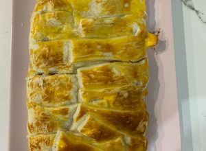 Foto principal de Trenza de hojaldre rellena bacon, cebolla caramelizada y queso de cabra