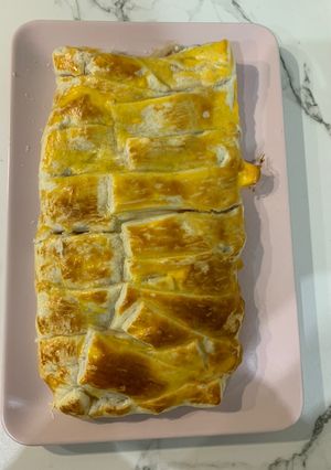 Una foto de Trenza de hojaldre rellena bacon, cebolla caramelizada y queso de cabra
