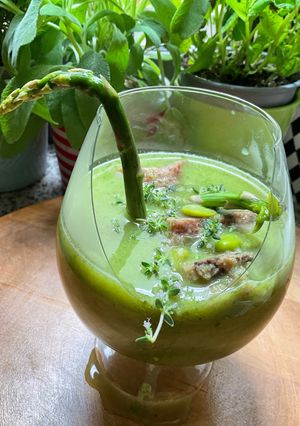 Une photo de 🌿Velouté 🍃d’ Asperges 🍀🫜Légumes de🫛🌶️ Saison