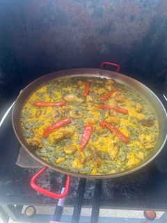Una foto de Paella valenciana en alta montaña