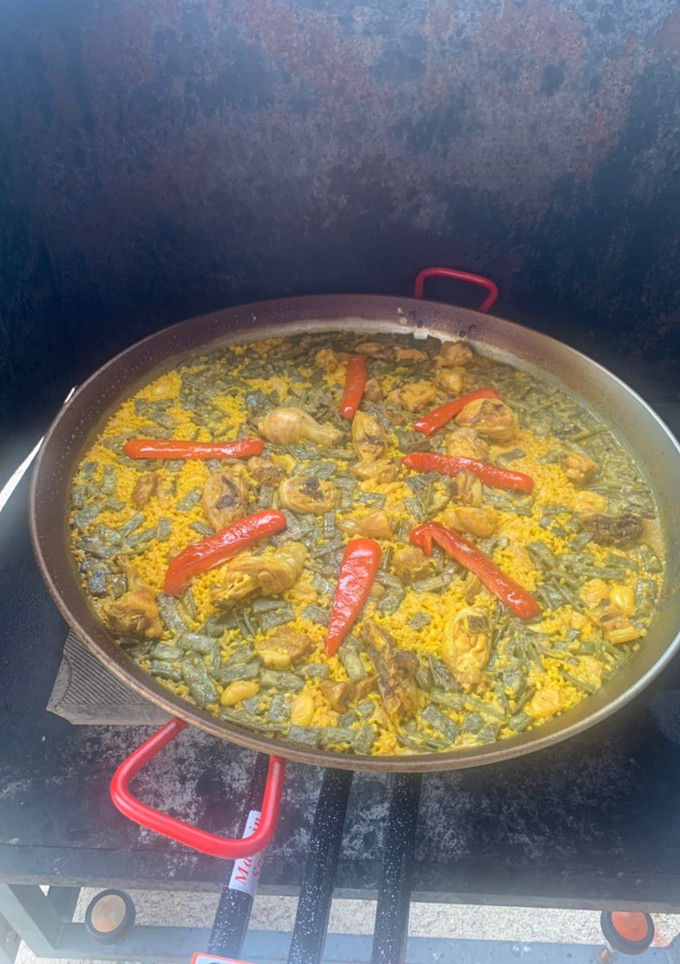 Una foto de Paella valenciana en alta montaña