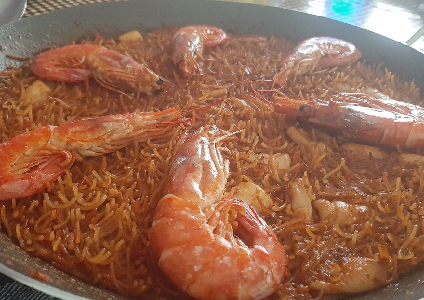 Fideuá con calamares y gambas