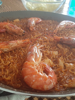 Una foto de Fideuá con calamares y gambas