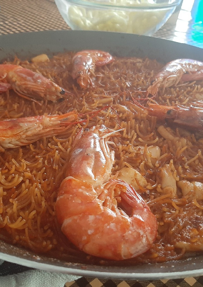 Una foto de Fideuá con calamares y gambas