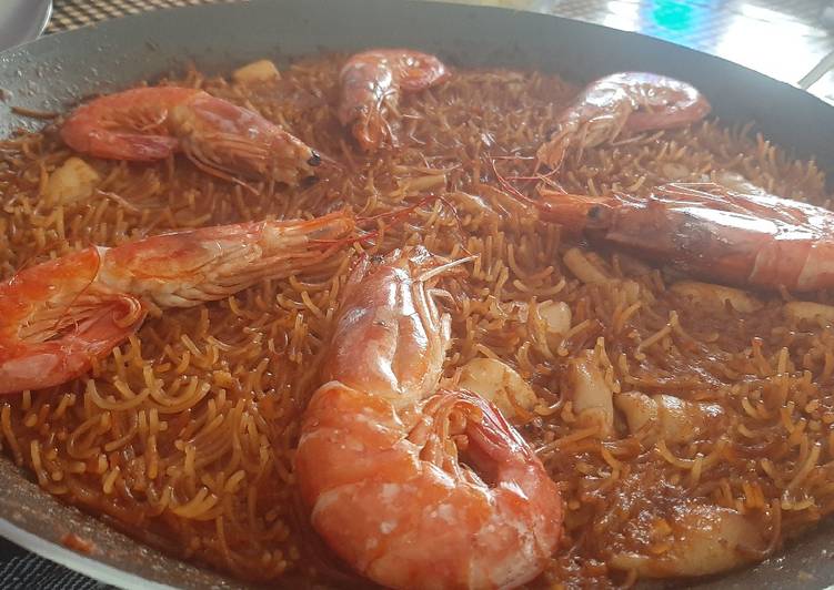 Fideuá con calamares y gambas