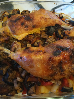Mustáros sült csirkecomb rókagombás zöldségágyon recept fotója