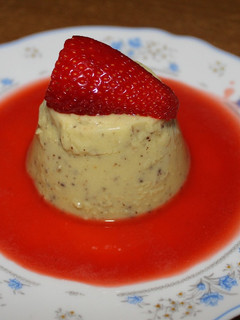 Una foto de Flan de Kiwi, con coulisse de fresa