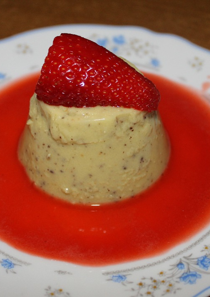 Una foto de Flan de Kiwi, con coulisse de fresa