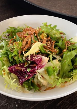Hình của món 🌱 Salad Rau Xanh Sốt Quýt Rắc Hành Phi.