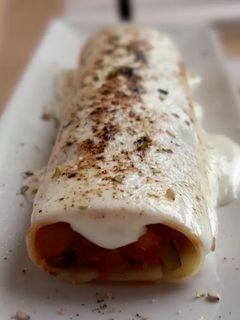 Una foto de Canelones de pisto con bacalao gratinados con lactonesa de mostaza con miel