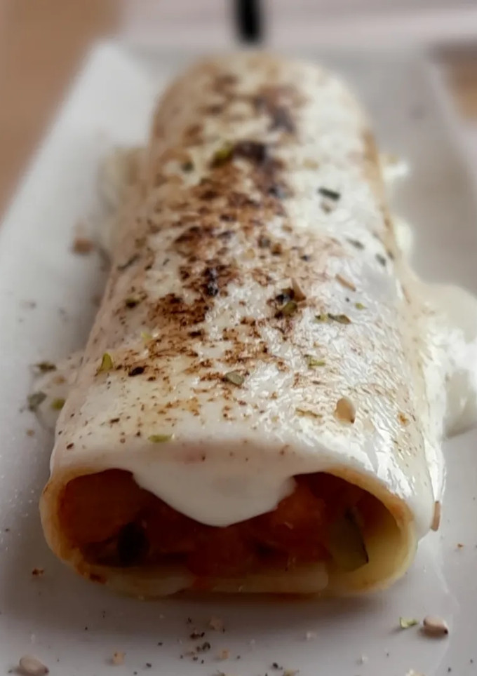Una foto de Canelones de pisto con bacalao gratinados con lactonesa de mostaza con miel