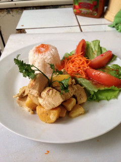 Una foto de Pollo en dados con manzana y plátano maduro al curry