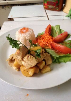Una foto de Pollo en dados con manzana y plátano maduro al curry